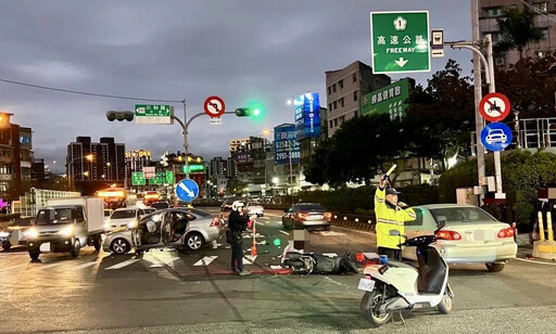 影/新北嚴重車禍！轎車闖紅燈高速衝撞機車2人骨折 驚悚瞬間曝