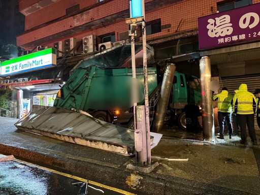 影/基隆嚴重車禍！垃圾車衝撞店家大門、驚悚瞬間直擊