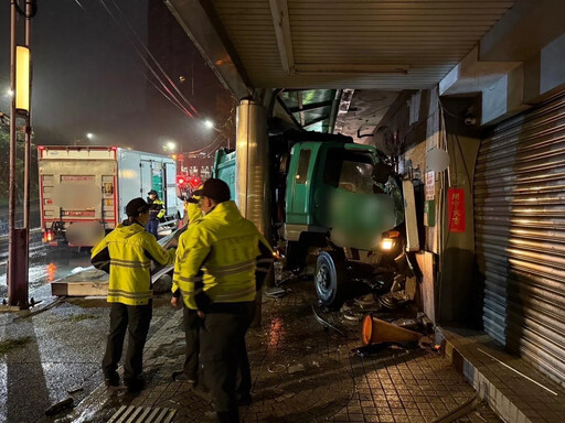 影/基隆嚴重車禍！垃圾車衝撞店家大門、驚悚瞬間直擊