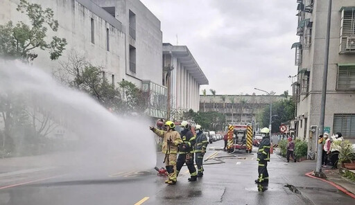 北市景美女中瓦斯外洩臭味狂飄 警消灑水封路現場開挖