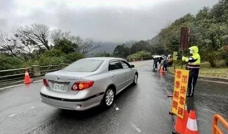 急凍！寒流強襲「陽明山可能降雪」 追雪車潮恐現警3階段交管