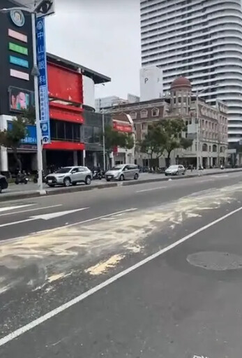 影/高雄機車連環自摔！混凝土車漏油釀禍