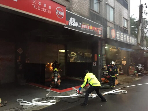 基隆今晚連爆2起火警！汽車美容店、報廢車場相繼起火燃燒