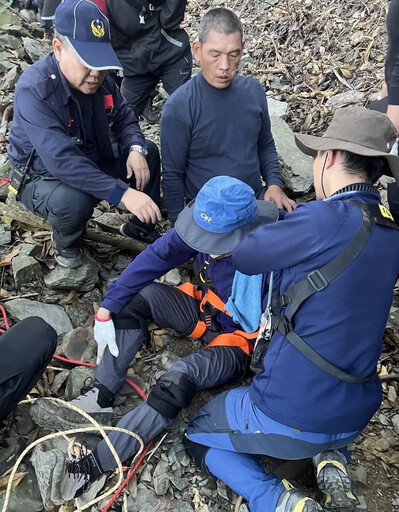 影/男子登屏東棚集山跌落山谷 骨折受困警消趕赴救援