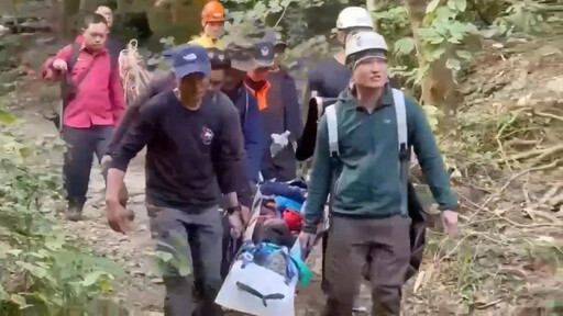 影/男子登屏東棚集山跌落山谷 骨折受困警消趕赴救援