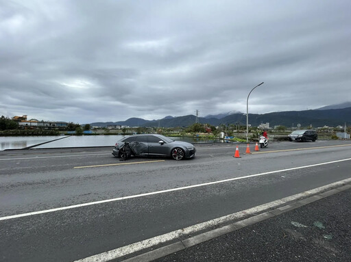 影/宜蘭嚴重酒駕車禍！冬山「超豪休旅車撞燈桿冒火光」