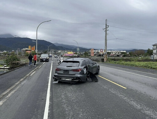 影/宜蘭嚴重酒駕車禍！冬山「超豪休旅車撞燈桿冒火光」