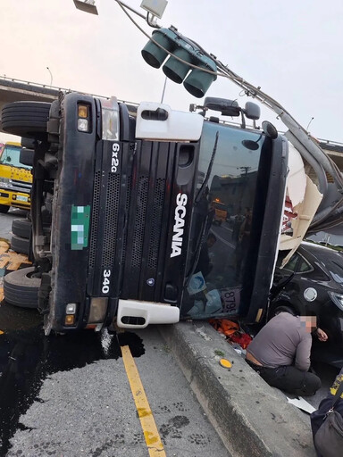 高雄大寮交流道大貨車翻覆！波及5汽機車 幸無人傷