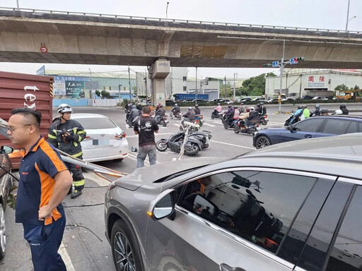 高雄大寮交流道大貨車翻覆！波及5汽機車 幸無人傷