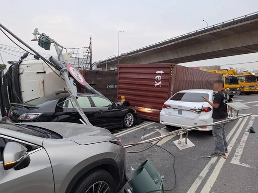 高雄大寮交流道大貨車翻覆！波及5汽機車 幸無人傷