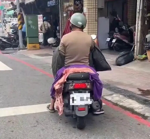 影/高雄男機車載「雨衣覆肉色塊狀物」 近看竟是豬肉塊