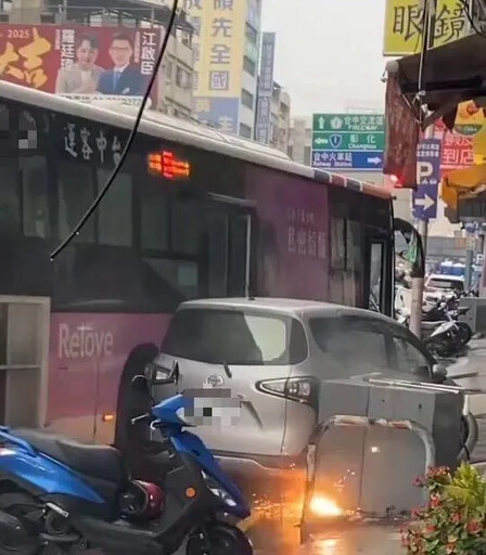 影/台中驚悚車禍！公車轎車撞一團 變電箱遭波及冒火花