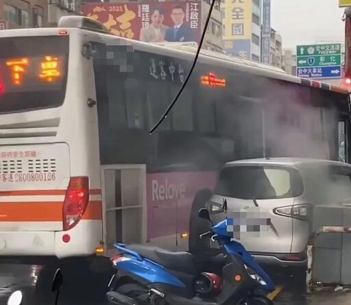 影/台中驚悚車禍！公車轎車撞一團 變電箱遭波及冒火花