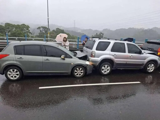 影/驚悚撞擊瞬間！彰化花壇東外環道連3起共15車追尾