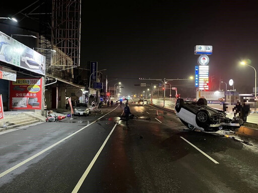 才公布酒駕累犯照！醉貓男半夜「撞民宅翻車」 機車起火燒