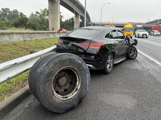 影/2巨輪橫掃國1波及3車！賓士車遭砸毀 駕駛急送醫