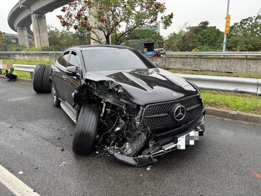 影/2巨輪橫掃國1波及3車！賓士車遭砸毀 駕駛急送醫