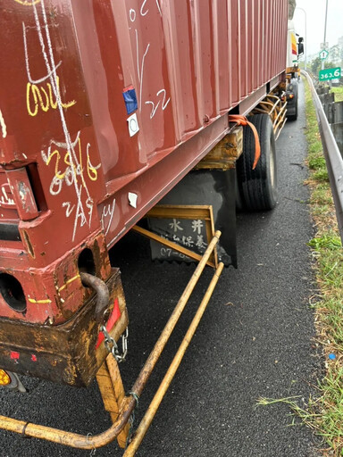 影/2巨輪橫掃國1波及3車！賓士車遭砸毀 駕駛急送醫