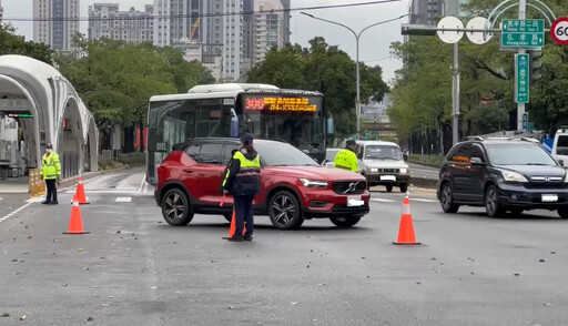 台中新光三越氣爆現場滿目瘡痍 清潔隊「人海戰術清理」