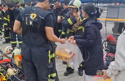 影/感謝英雄！台中民眾自發送餐給消防員 超商店長霸氣送礦泉水