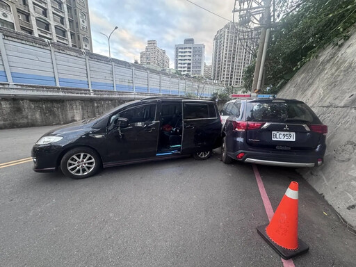 影/新店警助「側翻車」翻正...下秒換警車GG了 網笑：它好無辜