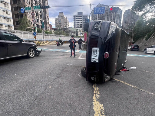 影/新店警助「側翻車」翻正...下秒換警車GG了 網笑：它好無辜