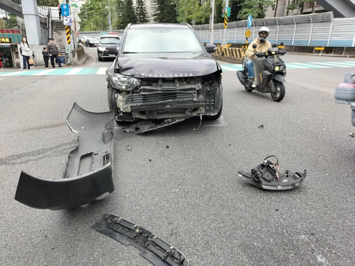 影/新店警助「側翻車」翻正...下秒換警車GG了 網笑：它好無辜