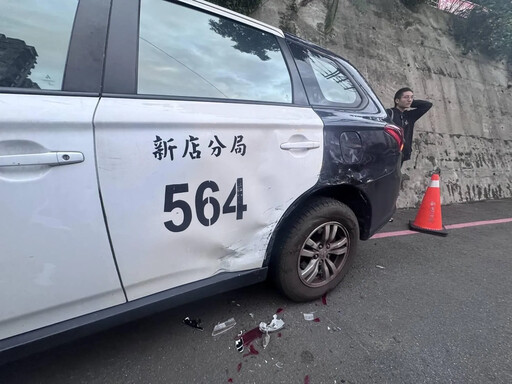 影/新店警助「側翻車」翻正...下秒換警車GG了 網笑：它好無辜