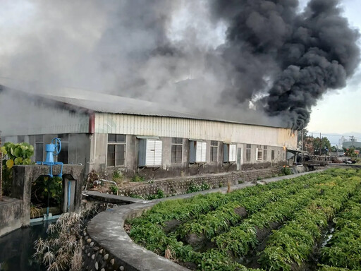 影/黑煙猛竄！台中豐原鐵皮工廠清晨傳火警 幸無傷亡