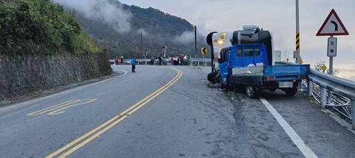 影/宜蘭驚悚瞬間！中巴轉彎2輪離地猛撞小貨車翻覆釀4傷