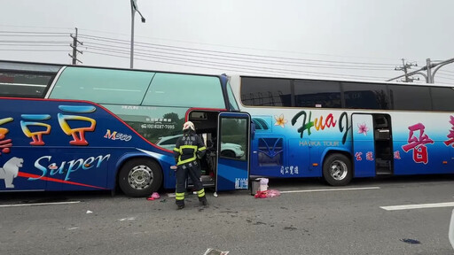 影/近距離變形現場直擊！嘉義「2進香團遊覽車撞轎車」釀24傷