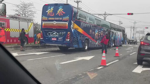 影/近距離變形現場直擊！嘉義「2進香團遊覽車撞轎車」釀24傷