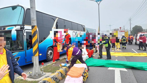 影/搶救畫面直擊！嘉義新港「進香團2遊覽車疑追撞釀20傷」