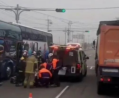 影/搶救畫面直擊！嘉義新港「進香團2遊覽車疑追撞釀20傷」