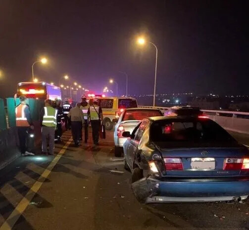 影/台88深夜連環撞！駕駛噴飛對向車道 當場死亡