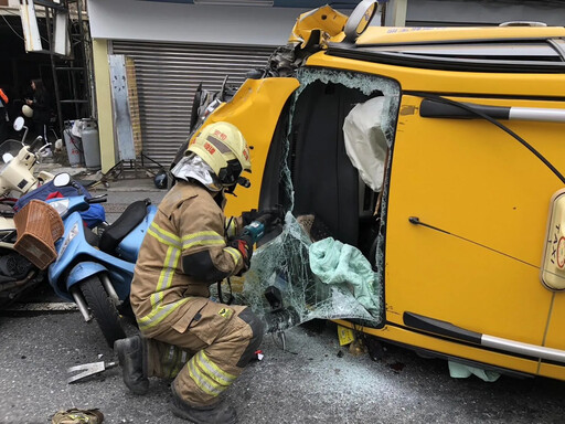 計程車失控撞2車、6機車！「90度側翻」畫面曝 運將困車內