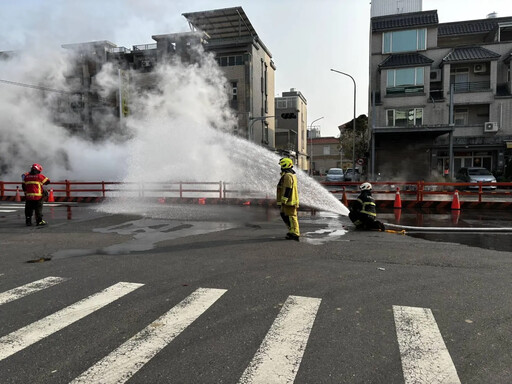 影/氣爆瞬間流出！嘉縣瓦斯管線破裂 火龍竄噴2米高