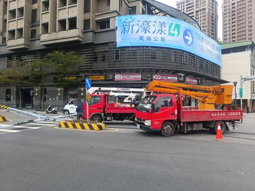 影/新北重大事故！吊桿車拉倒紅綠燈桿、驚悚畫面直擊