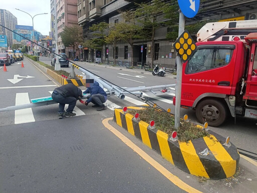 影/新北重大事故！吊桿車拉倒紅綠燈桿、驚悚畫面直擊