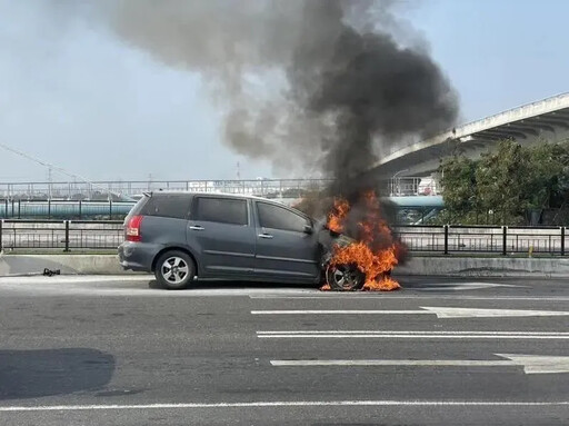 影/台南永安橋上驚見「半輛車陷火海」！驚悚畫面直擊