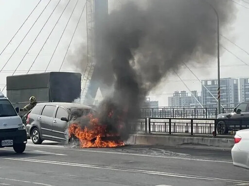 影/台南永安橋上驚見「半輛車陷火海」！驚悚畫面直擊