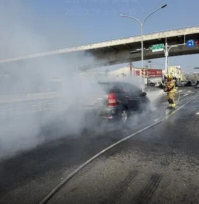 影/台南永安橋上驚見「半輛車陷火海」！驚悚畫面直擊