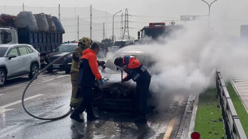 影/台南永安橋上驚見「半輛車陷火海」！驚悚畫面直擊