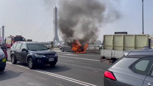 影/台南永安橋上驚見「半輛車陷火海」！驚悚畫面直擊