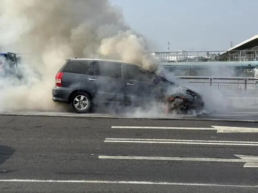 影/台南永安橋上驚見「半輛車陷火海」！驚悚畫面直擊