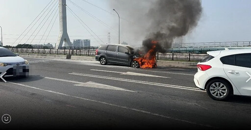 影/台南永安橋上驚見「半輛車陷火海」！驚悚畫面直擊