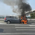 影/台南永安橋上驚見「半輛車陷火海」！驚悚畫面直擊