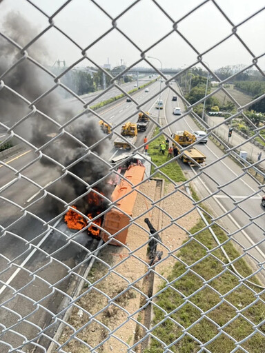 影/國1后里交流道重大事故！砂石車翻覆陷火海、傷亡不明