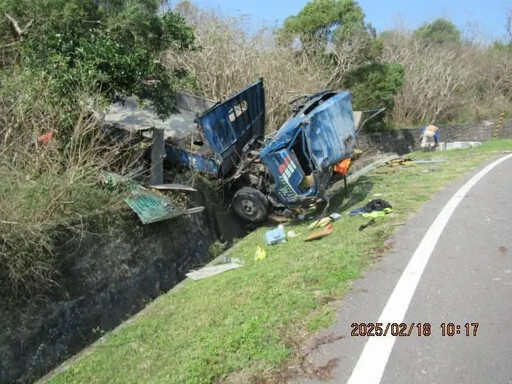 影/恆春貨車「自撞山壁」卡山溝 駕駛重傷送醫