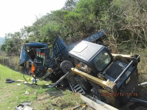 影/恆春貨車「自撞山壁」卡山溝 駕駛重傷送醫